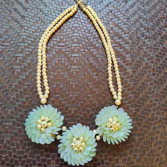 Jewelry - Faux Jade and Pearl Floral Fashion Necklace